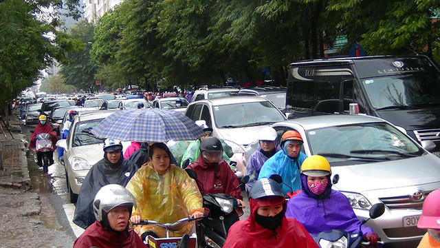 Ùn tắc nghiêm trọng trên đường Hoàng Minh Giám.