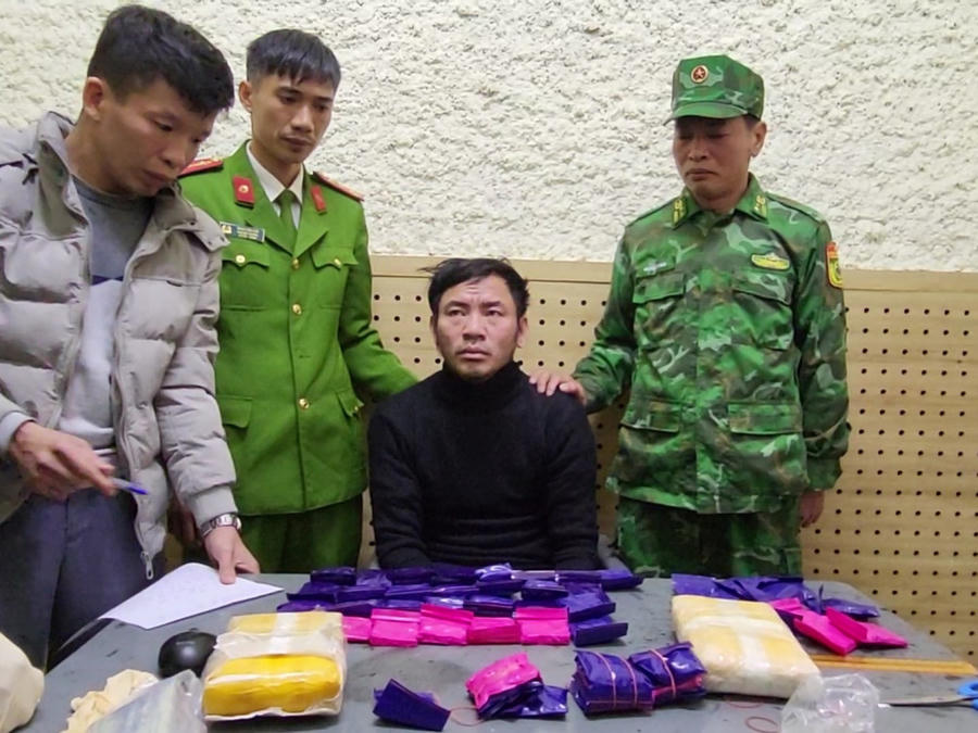 Đối tượng Sơn cùng tang vật.