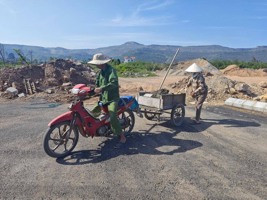 Trong khi đó, từ điểm giao với đường Vũng Đục kéo về phía phường Cẩm Sơn lại chưa có hạ tầng giao thông phù hợp, khiến tiềm năng đất đai ở khu vực này không được khai thác hiệu quả.