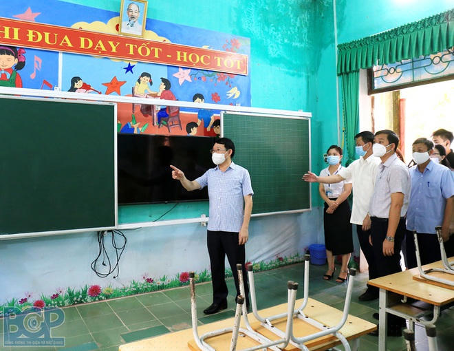 Chủ tịch UBND tỉnh Lê Ánh Dương kiểm tra cơ sở vật chất tại Trường Tiểu học Kiên Thành số 1.