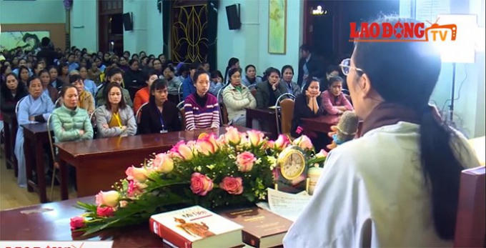 Dự kiến chiều 23/3, Công an TP Uông Bí sẽ triệu tập bà Phạm Thị Yến - người rao giảng vong báo oán ở chùa Ba Vàng lên làm việc. (Nguồn: Báo Lao động)