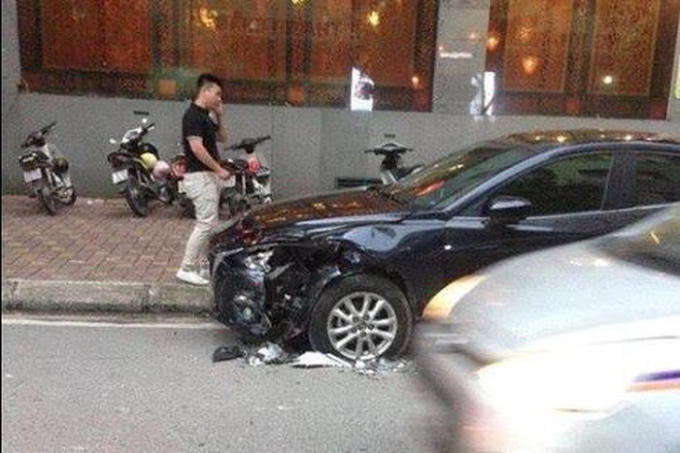 Một chiếc xe bị "xe điên" va phải rồi bỏ chạy. (Ảnh: ANTĐ)