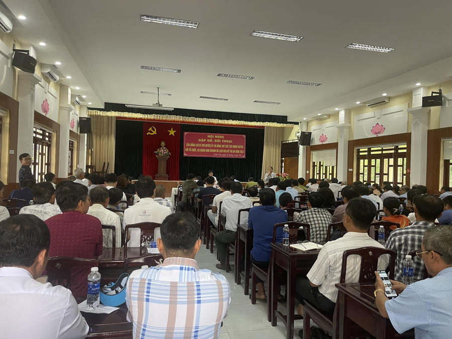 đông đảo người dân tham gia đối thoại với lãnh đạo huyện.
