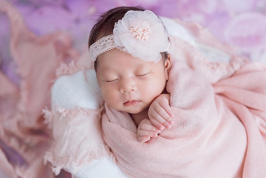 Chính sách hỗ trợ tài chính cho các gia đình sinh hai con gái được Bộ Y tế đề xuất thực hiện với kinh phí khoảng 151,8 tỷ đồng. (Hình minh hoạ)