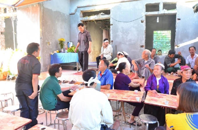 Đông đảo bà con hàng xóm đến chia buồn cùng gia đình nạn nhân.