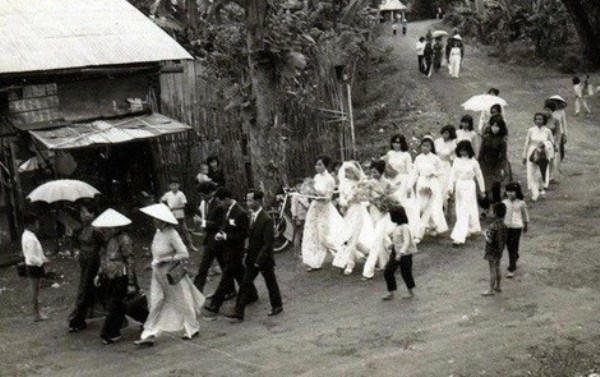 Hình ảnh đón dâu trong lễ cưới thời bao cấp với sự nô nức của đám trẻ con và hàng xóm láng giềng xung quanh. Ảnh: Internet.