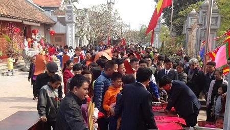 Sau đó là đông đảo người dân đã tập trung xin chữ các ông Đồ. Ảnh: TCGDTD