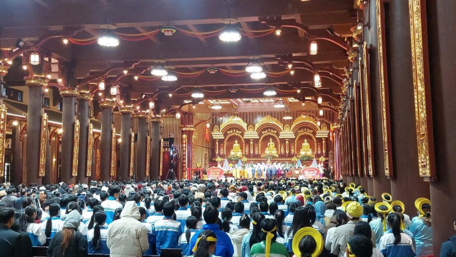 Đông đảo tăng ni, Phật tử trong và ngoài tỉnh đến tham dự khai hội.