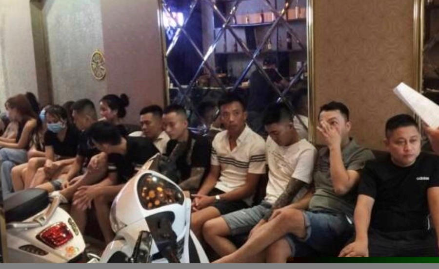 Quán karaoke Nice mở 'chui' cho gần 50 khách vào hát.