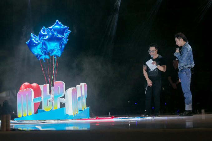 Tiếp đó là món quà người hâm mộ dành tặng Sơn Tùng nhân ngày sinh nhật