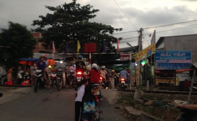 Đây là khu vực điểm giao giữa đường nhựa dân sinh và đường sắt.
