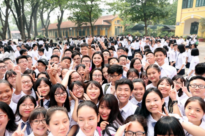 Á hậu 1 Ngô Thanh Thanh Tú rạng ngời ngày về trường cũ