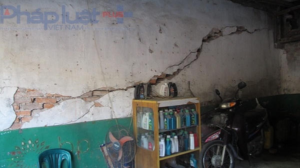 Những đoạn tường nhà bị bong tróc, nứt dài. Ảnh nhân vật cung cấp.