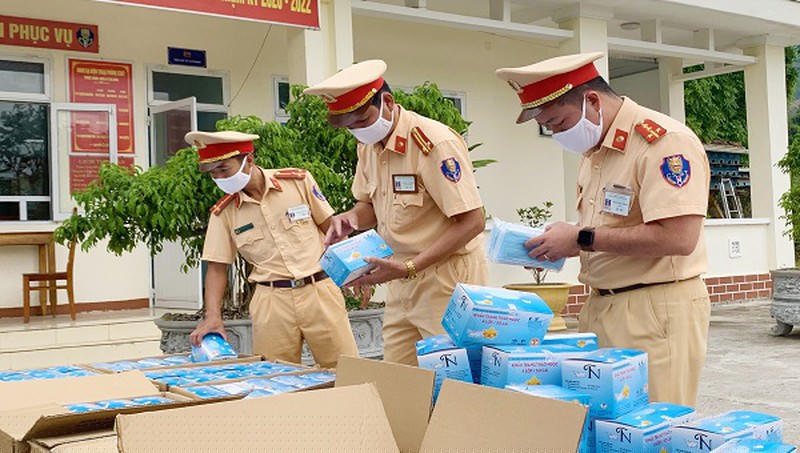 Cơ quan công an kiểm tra số khẩu trang y tế bị bắt giữ (Ảnh: CQCA)
