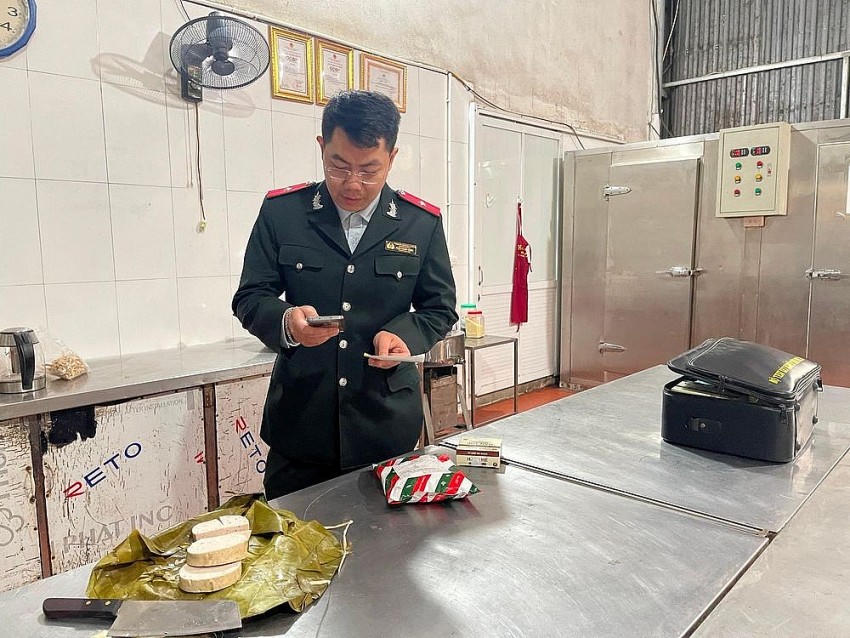 Cơ quan chức năng kiểm tra nguồn gốc phụ gia thực phẩm tại cơ sở Hùng Mai.