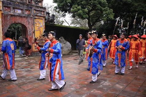 Đội rước nêu khởi hành trong âm thanh của tiểu nhạc tiến vào Hoàng Cung.