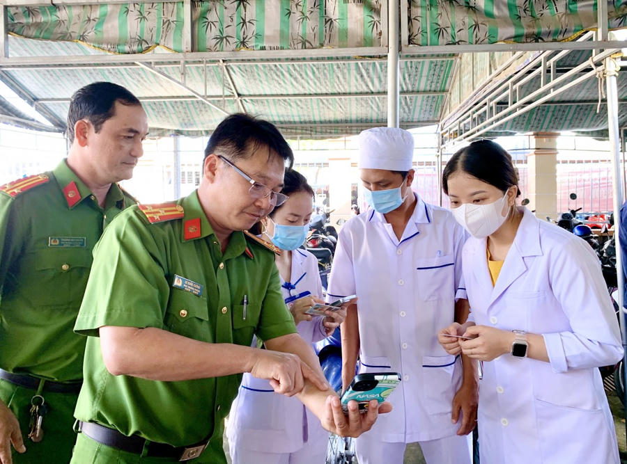 Lực lượng Công an Bạc Liêu hướng dẫn y, bác sĩ tiếp nhận hồ sơ đăng ký khám chữa bệnh, tra cứu bảo hiểm y tế thông qua tài khoản định danh điện tử của người dân.