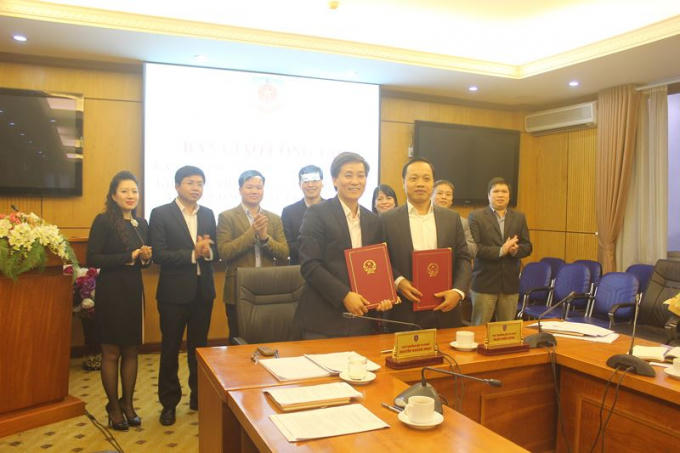 Thứ trưởng Nguyễn Khánh Ngọc nhận bàn giao công tác văn phòng và thi đua khen thưởng từ Thứ trưởng Trần Tiến Dũng.