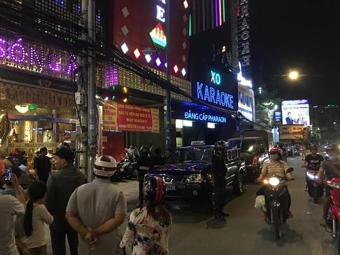 Tại đây, lực lượng chức năng phát hiện nhiều khách cùng nhân viên quán này đang phê ma tuý. Công an cũng thu nhiều chất nghi là ma túy, nhiều rượu ngoại không rõ nguồn gốc.