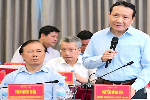 PGS. TS Nguyễn Hồng Sơn, Phó trưởng Ban Chính sách, Chiến lược Trung ương phát biểu tại Hội thảo.
