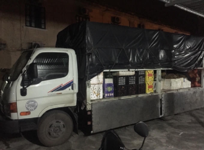 Chiếc xe tải cùng hơn 1 tấn hoa quả bị thu giữ.