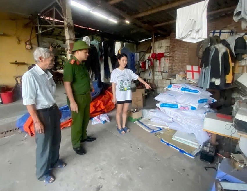 Một số tang vật liên quan được tập kết tại ngôi nhà bên cạnh.