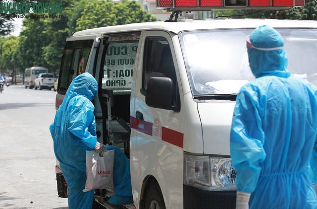 Một trường hợp liên quan đến ca bệnh được hướng dẫn di chuyển ra xe chuyên dụng đưa đi cách ly.