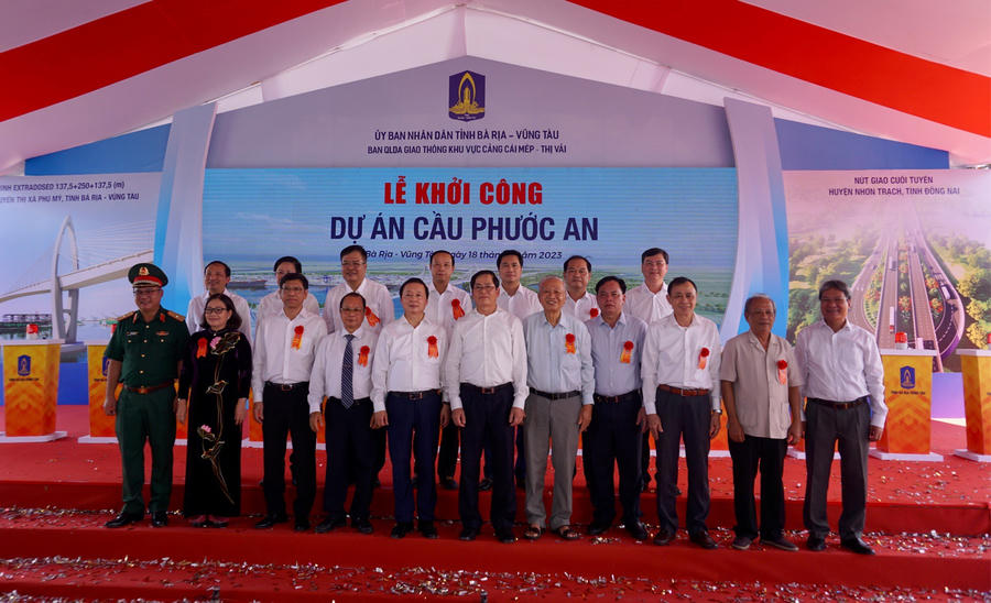 Phó Thủ tướng Trần Hồng Hà chụp hình lưu niệm với nguyên lãnh đạo, lãnh đạo tỉnh Bà Rịa – Vũng Tàu.