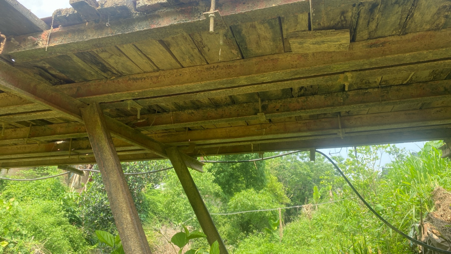 Cây cầu làm đơn sơ, những tấm gỗ đã hư hỏng, các thanh sắt đã hoen gỉ, tiềm ẩn nguy hiểm khi lưu thông qua cầu.

			
				
					
						
					
					
						
						Các cháu học sinh trở về nhà sau giờ tan học.

						
							
								
									
								
								
									
									 Lãnh đạo UBND xã An Thịnh xuống động viên bà con nhân dân và khảo sát hiện trạng cây cầu.
									
								
							
						
						
					
				
			
			
						Các cháu học sinh trở về nhà sau giờ tan học.

						
							
								
									
								
								
									
									 Lãnh đạo UBND xã An Thịnh xuống động viên bà con nhân dân và khảo sát hiện trạng cây cầu.
									
								
							
						
						
									 Lãnh đạo UBND xã An Thịnh xuống động viên bà con nhân dân và khảo sát hiện trạng cây cầu.