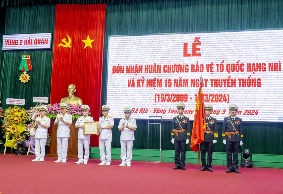 Chuẩn Đô đốc Đỗ Văn Yên, Phó Chính ủy Quân chủng Hải quân trao Huân chương Bảo vệ Tổ quốc hạng Nhì cho Vùng 2 Hải quân.