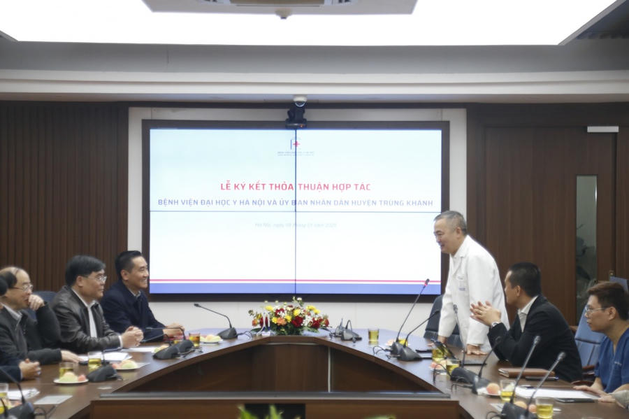 PGS.TS Nguyễn Lân Hiếu - Giám đốc Bệnh viện Đại học Y Hà Nội phát biểu tại chương trình ký kết (Ảnh: hmuh.vn).