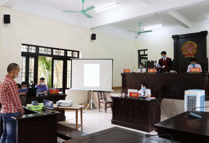 Chủ tọa phiên tòa đọc bản án đối với bị cáo Nguyễn Văn Quý.