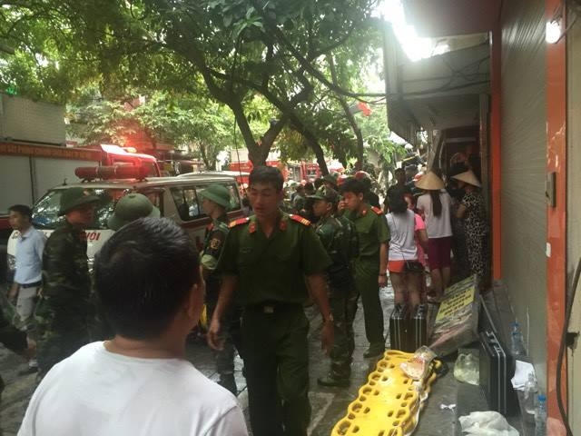 Theo tìm hiểu còn 4 người đang mắc kẹt trong đóng đổ nát.