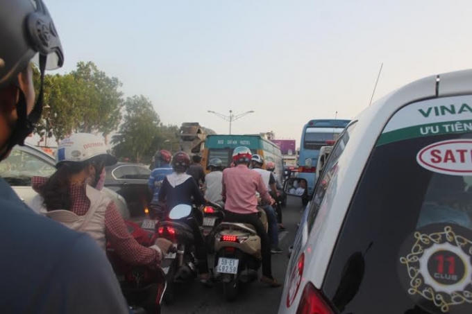 Dòng người nhúc nhích nhau di chuyển.