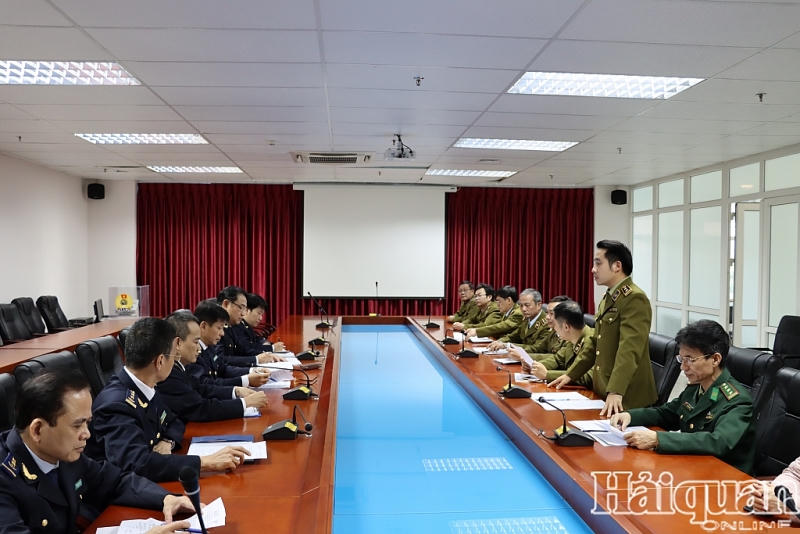 Đoàn kiểm tra làm việc tại Chi cục Hải quan cửa khẩu sân bay quốc tế Nội Bài. Ảnh: T.Bình