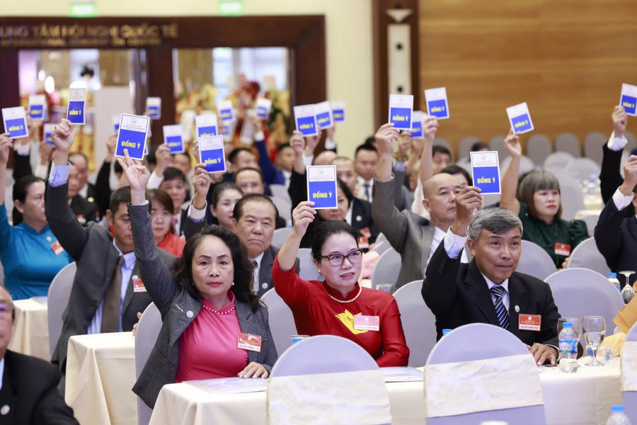Đoàn Chủ tịch tiến hành Chào Đại hội theo nghi thức Võ cổ truyền.
Đoàn Chủ tịch tiến hành Chào Đại hội theo nghi thức Võ cổ truyền.