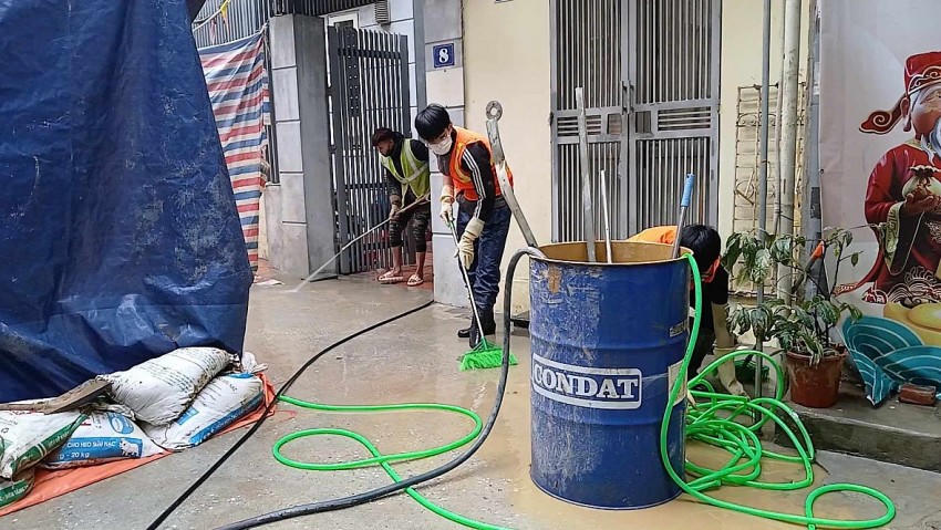 Hiện tượng phun trào bùn lên mặt ngõ 7 Giang Văn Minh đã tạm thời chấm dứt.