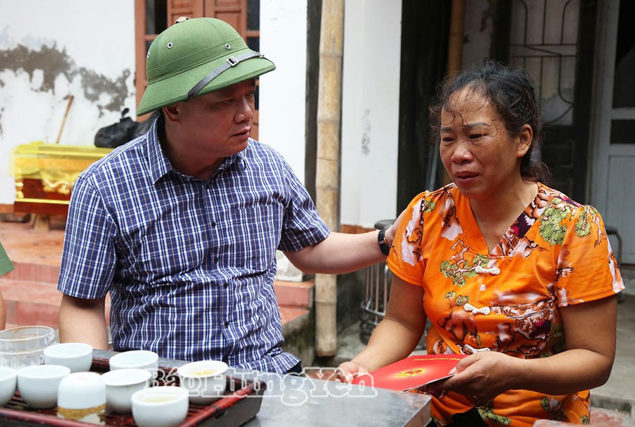 Chủ tịch UBND tỉnh Hưng Yên thăm hỏi, động viên gia đình có thân nhân tử nạn do lốc xoáy tại xã Thái Thụy (Ảnh: Báo Hưng Yên).