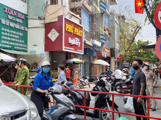 Lực lượng công an TP tại khu vực thực hiện giãn cách xã hội theo Chỉ thị 16 của Chính phủ