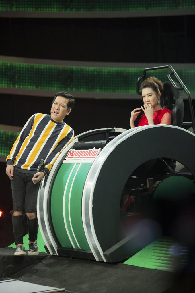 Thúy Ngân, Angela Phương Trinh đùa giỡn nhắng nhít khi đi quay gameshow