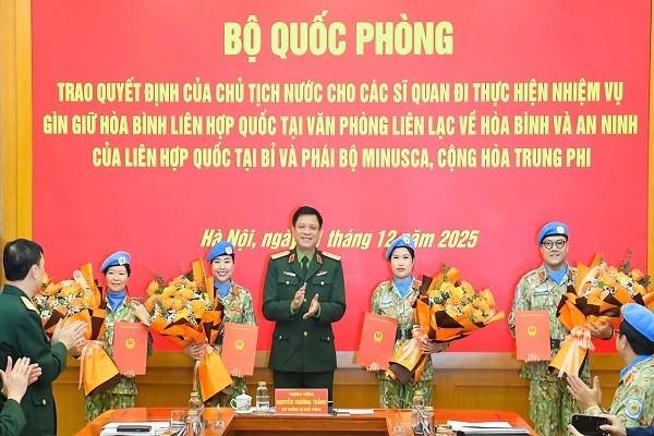 Thượng tướng Nguyễn Trường Thắng và các sĩ quan chuẩn bị lên đường thực hiện nhiệm vụ gìn giữ hòa bình Liên hợp quốc.