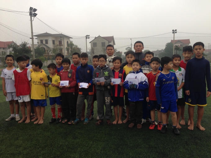 Những món quà nhỏ chứa đựng ý nghĩa giúp các em biết tương thân tương ái hỗ trợ niềm đam mê với trái bóng tròn.