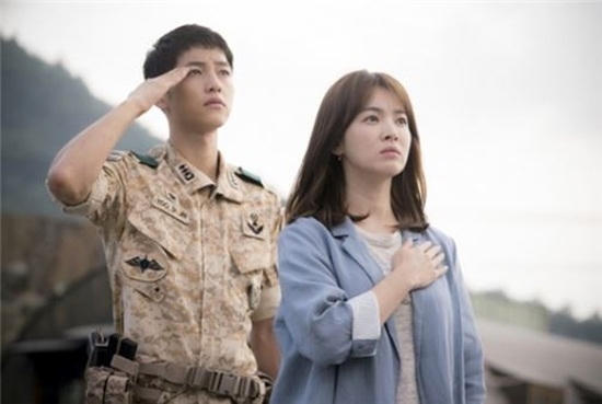 Song Joong Ki và Song Hye Kyo trong Hậu duệ của Mặt Trời.