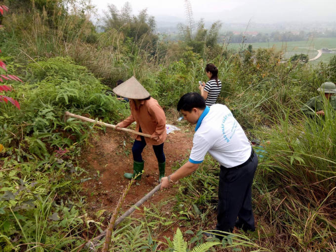 Bà con thường đến mộ từ lúc sáng sớm, thắp hương xin phép thần thổ địa rồi phát cỏ cây, dọn dẹp khu mộ sạch sẽ.