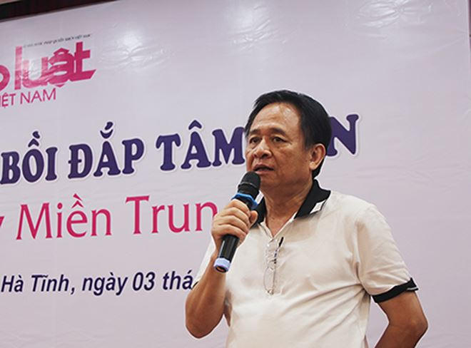 Phó Tổng biên tập thường trực Đặng Ngọc Luyến chia sẻ tại buổi trao sổ tiết kiệm cho cán bộ Tư pháp
