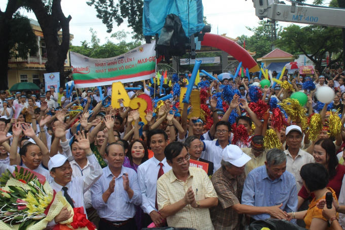 Các vị lãnh đạo, thầy cô giáo cùng ông nội của Nhật Minh vỡ òa khi em lên ngôi vô địch.