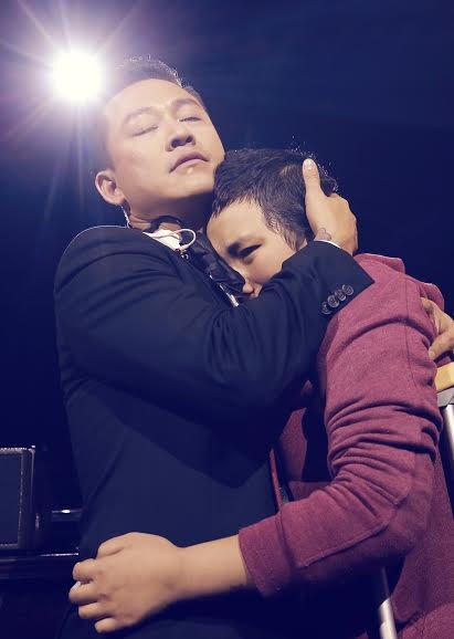 Hình ảnh Tuấn Hưng khóc và ôm chặt bé Hoài - bệnh nhân nhi ung thư khiến khán giả trong khán phòng lặng đi vì xúc động.