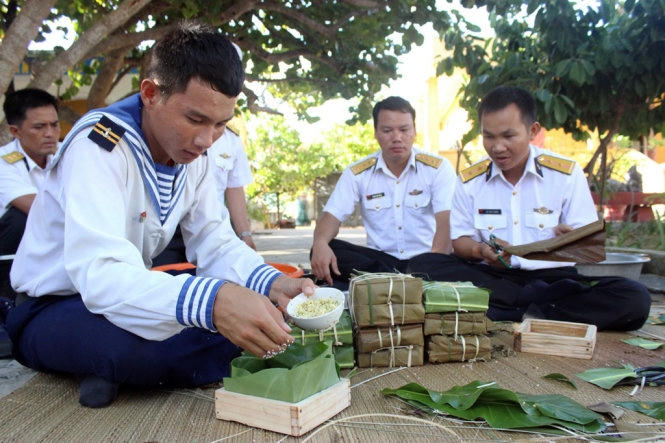 Gói bánh chưng trên đảo Trường Sa