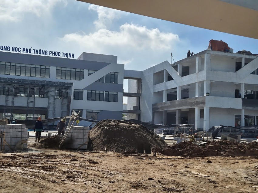 Trên mái nhà 3 tầng, 1 tốp công nhân không có bảo hộ lao động vẫn đang thi công trên mái tầng 3.