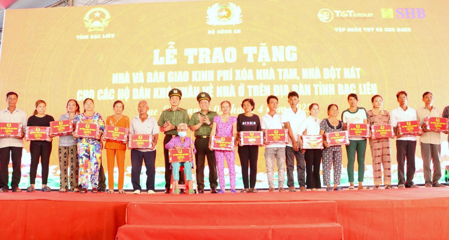 Đại tá Nguyễn Hồng Nguyên - Phó Chánh Văn phòng Bộ Công an (bên phải) và Đại tá Hồ Việt Triều - Giám đốc Công an tỉnh Bạc Liêu (bên trái), trao quà của Đại tướng Lương Tam Quang - Ủy viên Bộ Chính trị, Bộ trưởng Bộ Công an cho 20 gia đình có hoàn cảnh khó khăn.